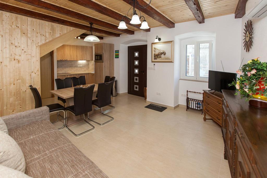 Holiday Home Nika Omišalj Eksteriør billede