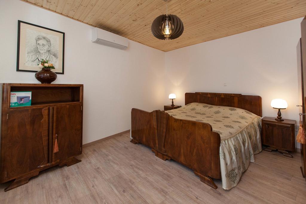Holiday Home Nika Omišalj Eksteriør billede